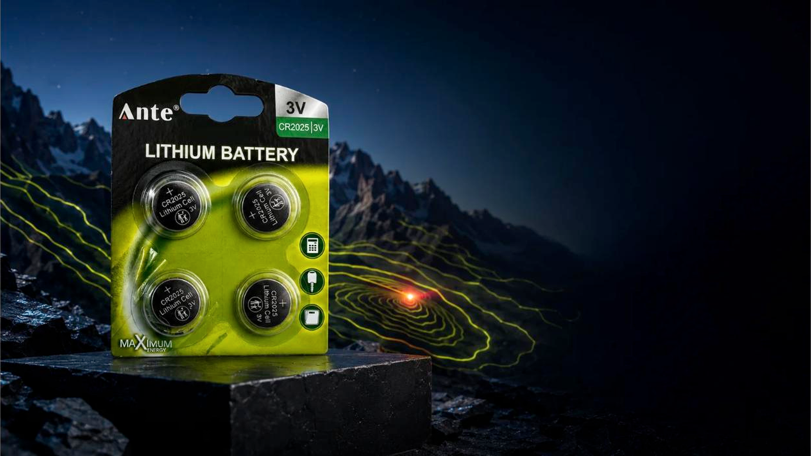 Pack de baterías de botón ANTE Lithium sobre roca, con la cordillera nevada de fondo en la noche